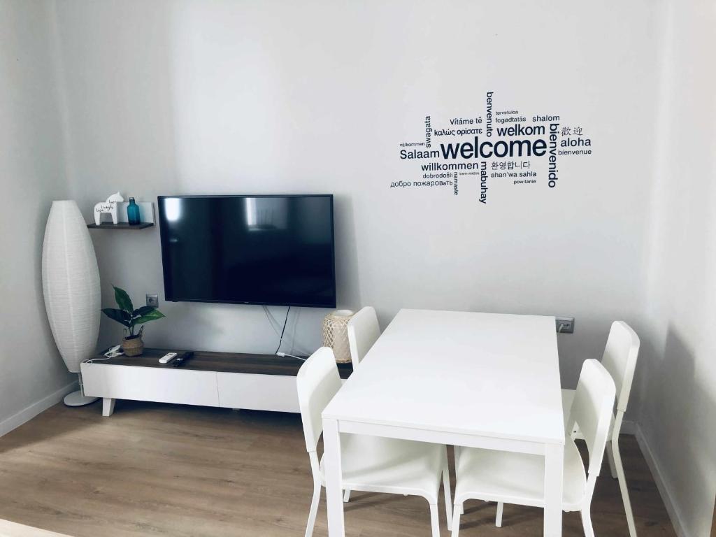 Televízia a/alebo spoločenská miestnosť v ubytovaní Sunlight Málaga Centro