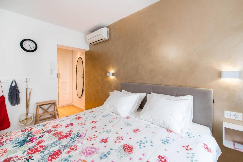 - une chambre dotée d'un lit avec un couvre-lit floral dans l'établissement Sweet, à Rovinj