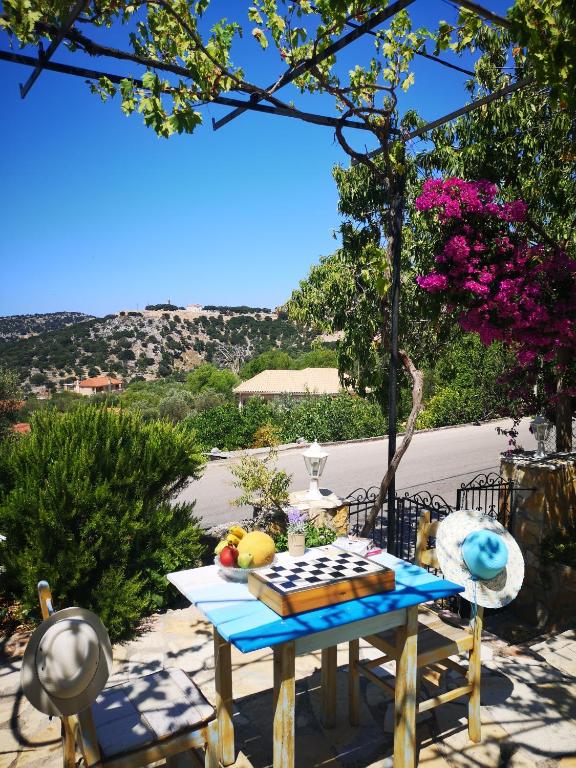 ein blauer Tisch mit Obst darauf auf einer Terrasse in der Unterkunft Villa amygdalia in Kefalonia
