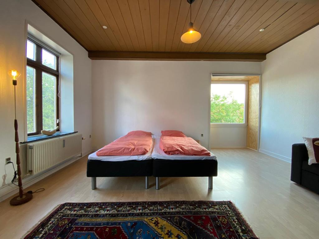 Postel nebo postele na pokoji v ubytování N1 Apartment in the heart of Højer