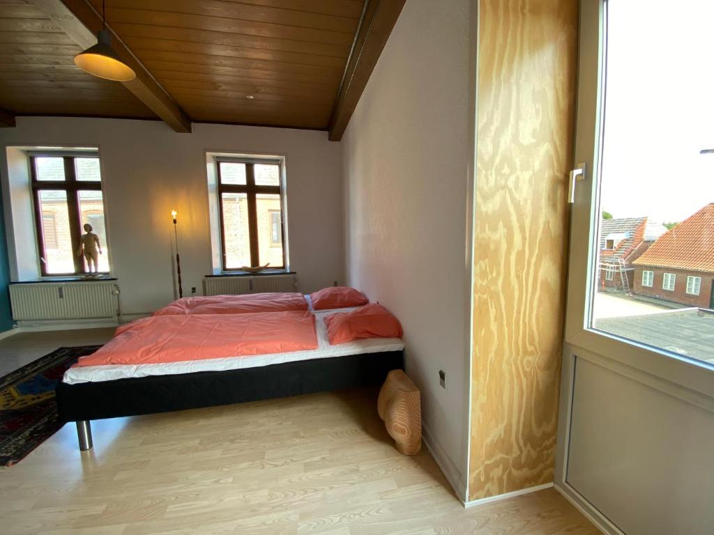 Postel nebo postele na pokoji v ubytování N1 Apartment in the heart of Højer