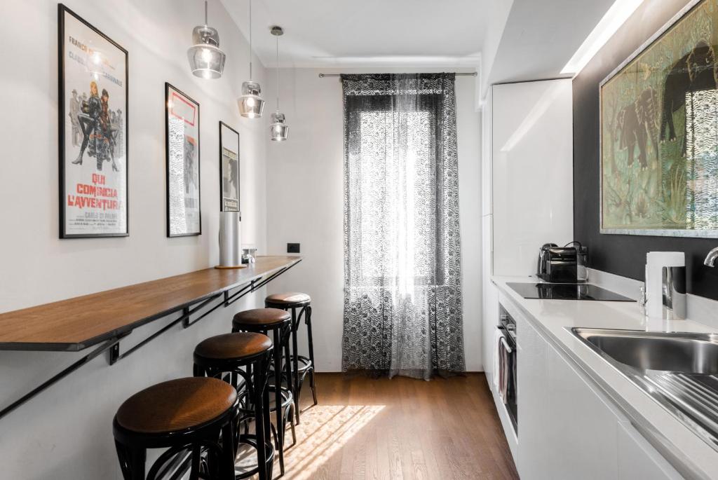 kuchnia z barem ze stołkami i zlewem w obiekcie Flats4rent Al Monte w Weronie