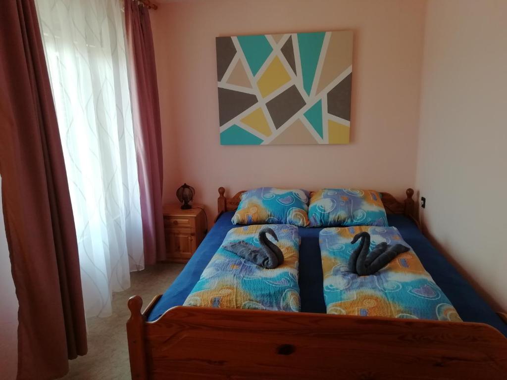 Łóżko lub łóżka w pokoju w obiekcie Krezo Ház