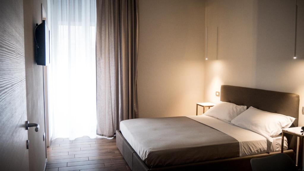 una camera d'albergo con letto e finestra di TOLEDO CLASS a Napoli