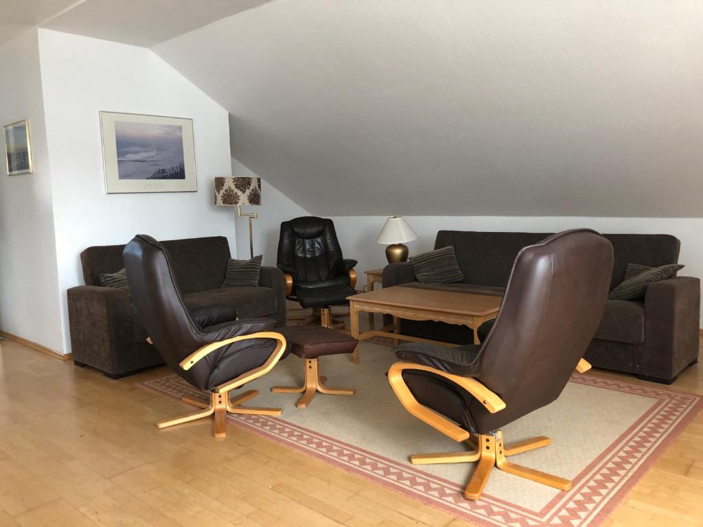 sala de estar con 2 sillas y sofá en Ferienwohnung Villy Seepark 711, en Heringsdorf