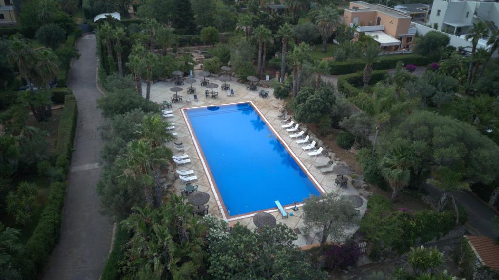 una vista aérea de una piscina en un complejo en Casa Vacanze Le Terrazze, en Terrasini