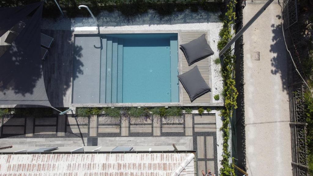 Bazén v ubytovaní Luxury 2 Apartments Cervia with Swimming Pool alebo v jeho blízkosti