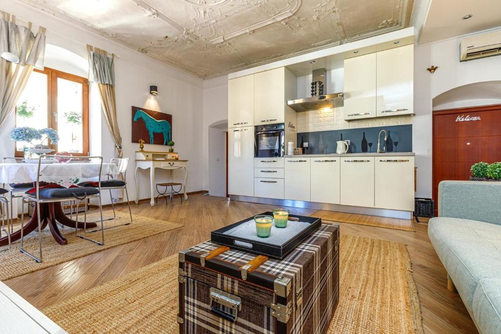 Kuchnia lub aneks kuchenny w obiekcie Two bedroom Apartment La Mer