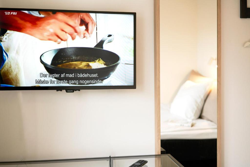 una imagen de una persona cocinando en una sartén en Villa Sofie Bed & Breakfast en Haslev