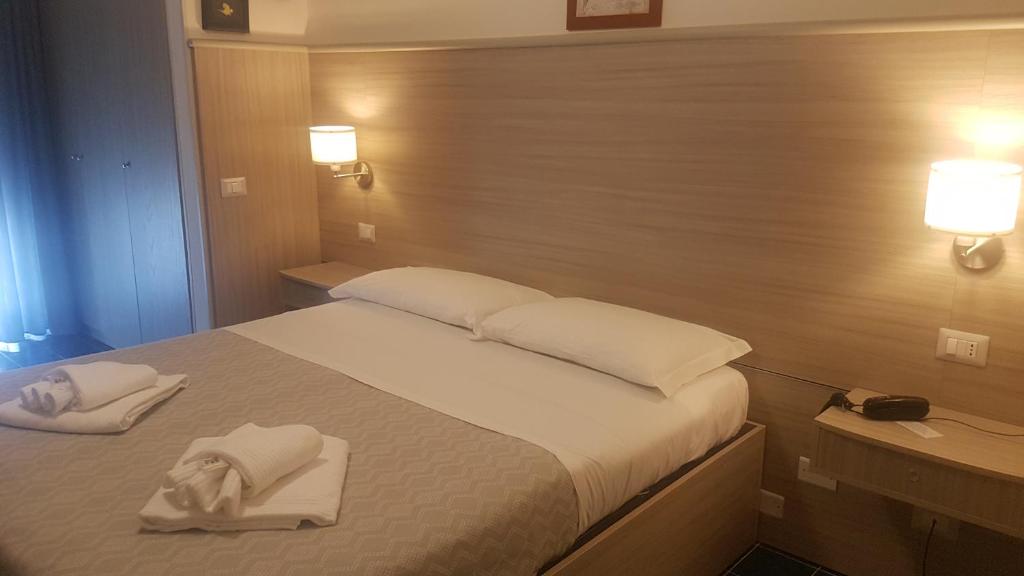 A bed or beds in a room at Hotel La Baia