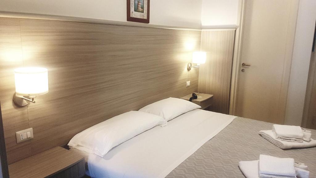 A bed or beds in a room at Hotel La Baia