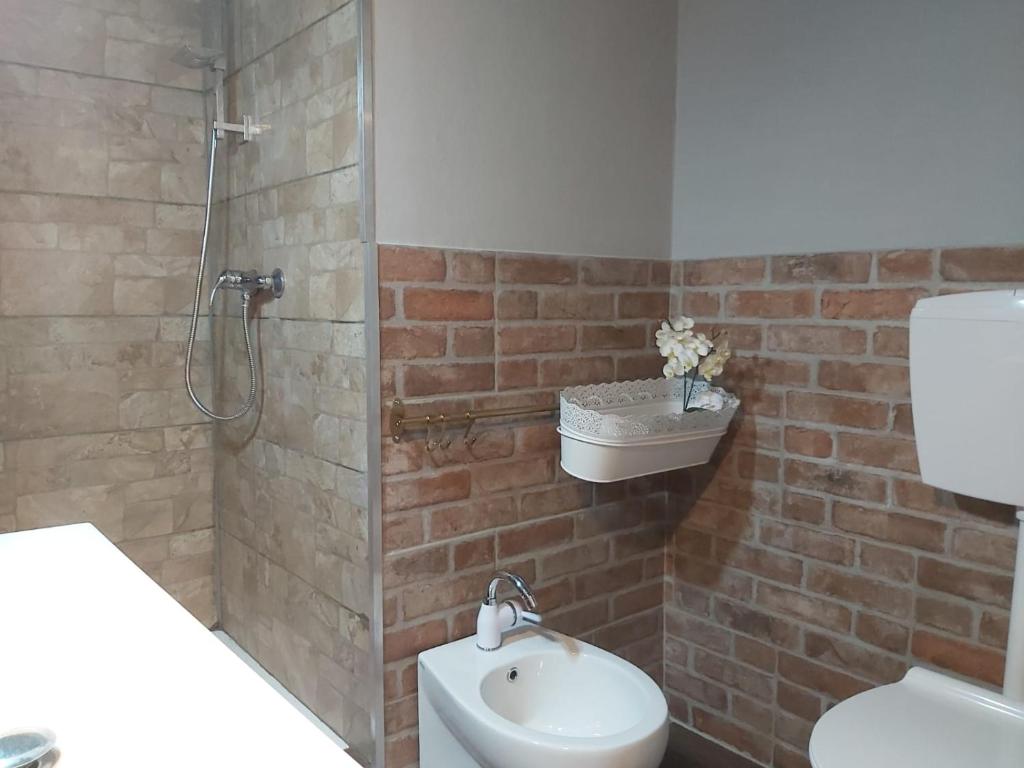Koupelna v ubytování B&B La Corte Dei Samidagi