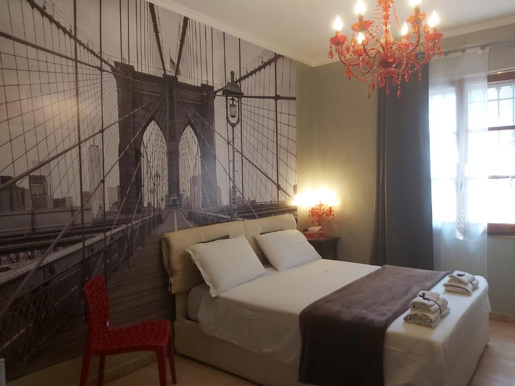 a bedroom with a bed and a painting of a bridge at B&B La Corte Dei Samidagi in Alessandria