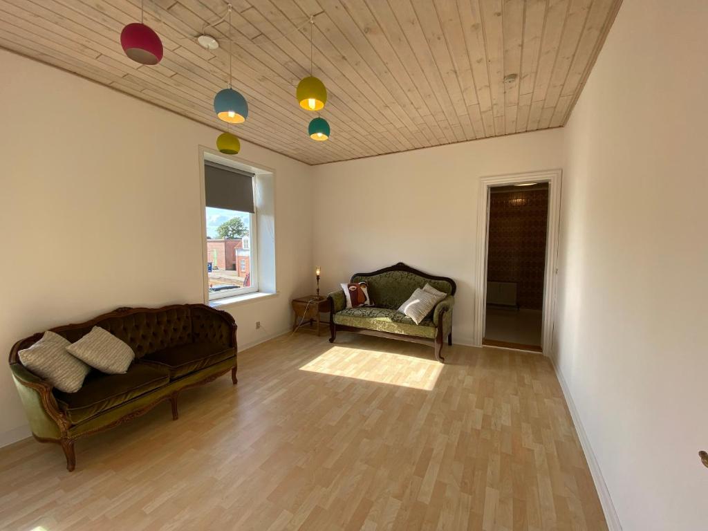 Posezení v ubytování N1 Apartment in the heart of Højer