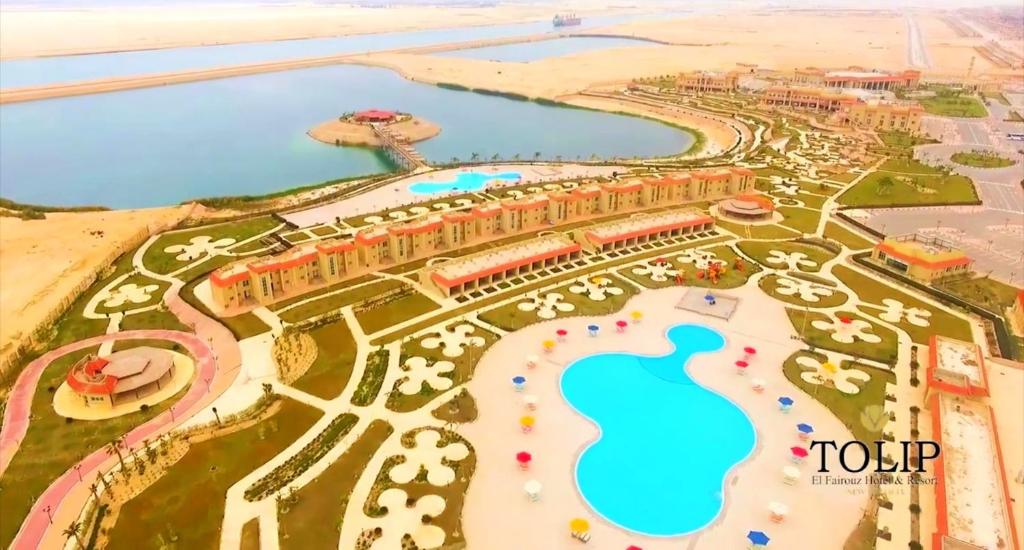 een luchtzicht op een resort op het strand bij Tolip El Fairouz Hotel in Ismailia