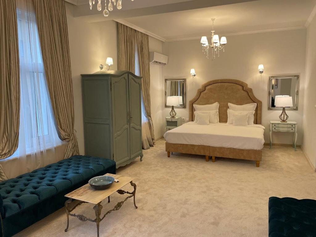 um quarto com uma cama grande e um sofá em Villa al Tempio em Pazardzhik