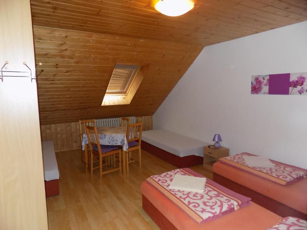 Ubytování Apartmány Ferenčíková - Quadruple Room With Private External Bathroom