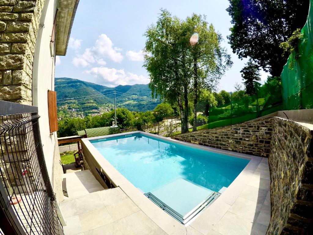 una piscina con vistas a las montañas en Grima appartaments en Rota d'Imagna