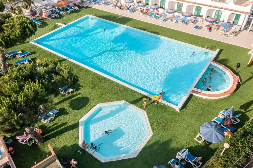 Bazén v ubytování Hotel D'Amato nebo v jeho okolí