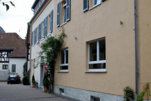 a building with windows and a car parked next to it at Hotel Restaurant Alter Hof in Hofheim am Taunus
