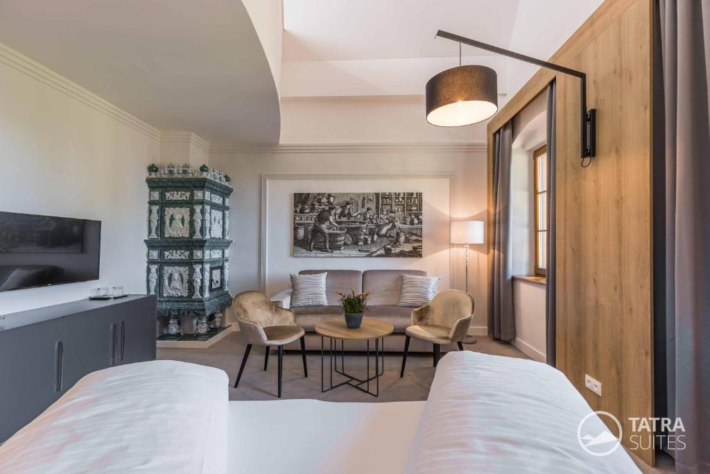 Postel nebo postele na pokoji v ubytování TATRA SUITES Boutique Suites Deforte Gallery 203