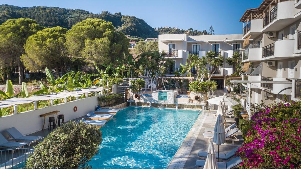 Výhled na bazén z ubytování Iniohos Zante Hotel & Suites nebo okolí