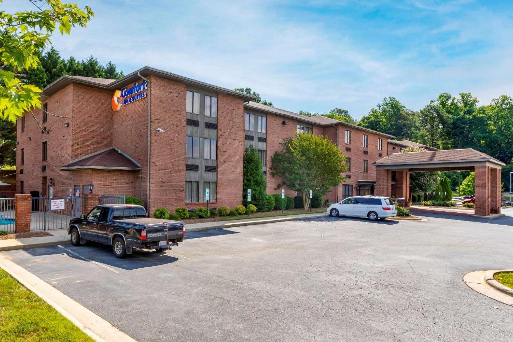 un hôtel avec un camion garé dans un parking dans l'établissement Comfort Inn & Suites Lenoir Hwy 321 Northern Foothills, à Lenoir