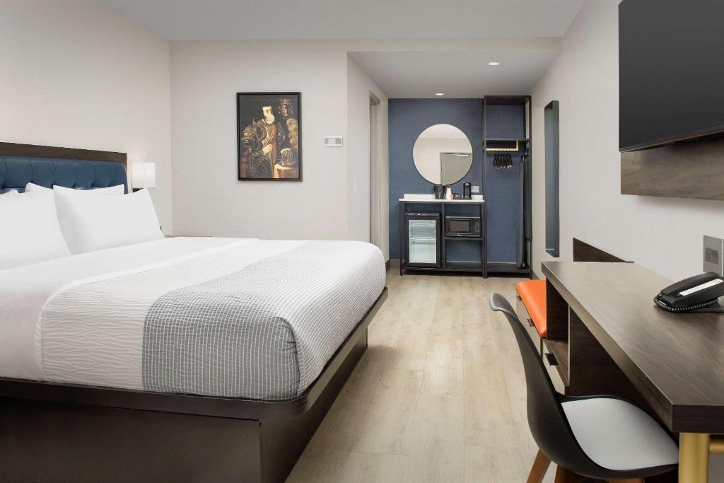 um quarto de hotel com uma cama e uma secretária em Rodeway Inn St Augustine Historic District em Saint Augustine