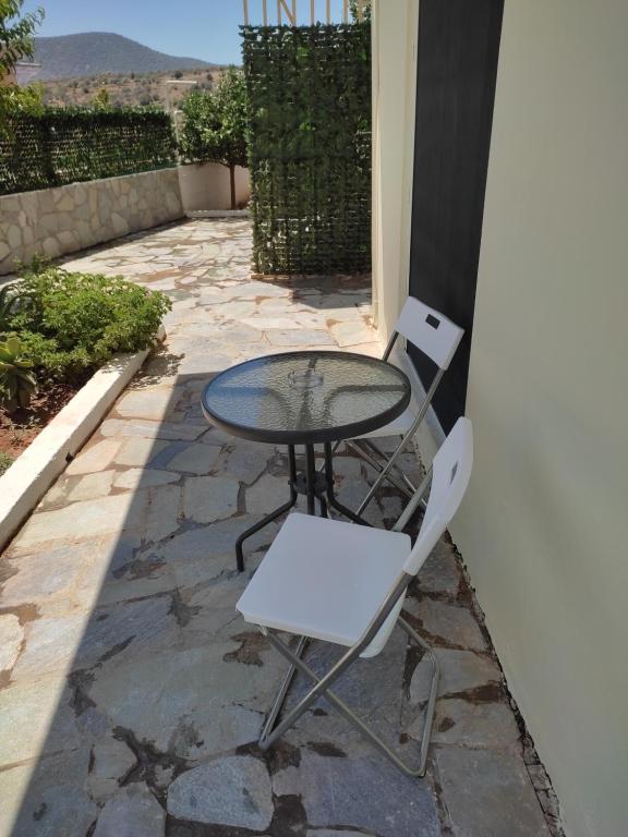 Patio lub wspólna przestrzeń na świeżym powietrzu w obiekcie Double M near Athens Airport
