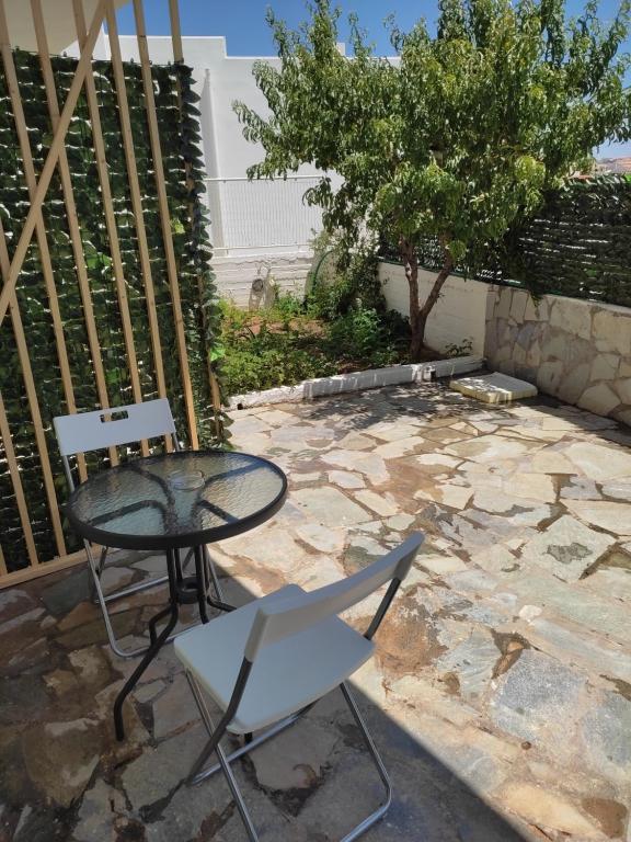 Patio lub wspólna przestrzeń na świeżym powietrzu w obiekcie Double M near Athens Airport