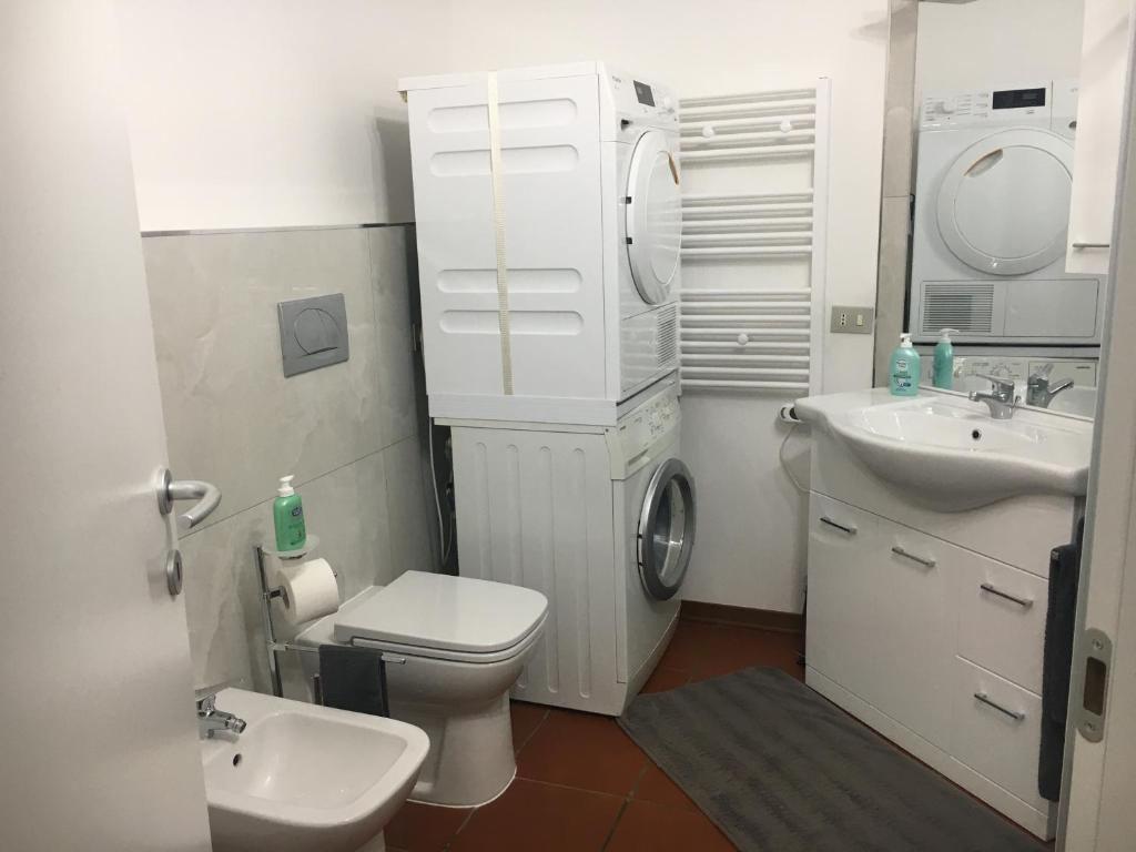 La petite salle de bains est pourvue de toilettes et d'un lavabo. dans l'établissement VILLA ISELLA, à San Venanzio