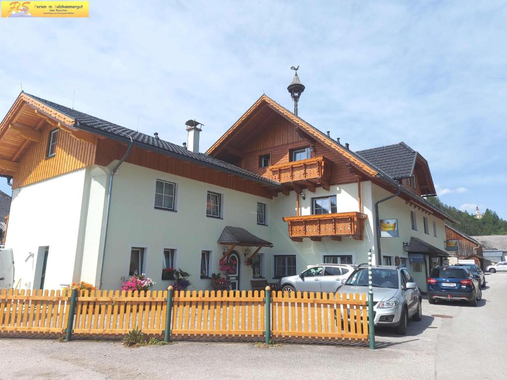 un edificio con coches estacionados frente a él en Haus Sandlweber by FiS - Fun in Styria, en Bad Mitterndorf