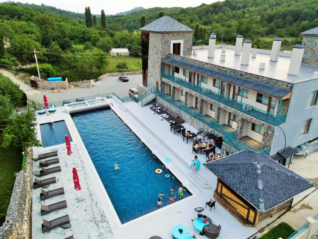- une vue aérienne sur un complexe avec une piscine dans l'établissement Tskaltubo Epic Hotel & Spa, à Tskhaltubo