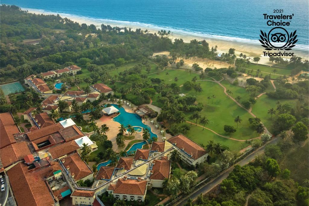 een luchtzicht op een resort in de buurt van het strand bij The Zuri White Sands, Goa Resort & Casino in Varca