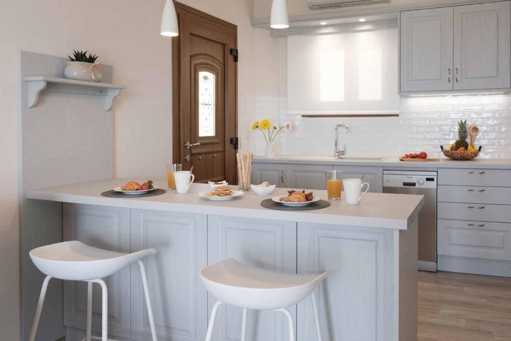 Kuchyň nebo kuchyňský kout v ubytování Armikes Beachfront Suites Afionas