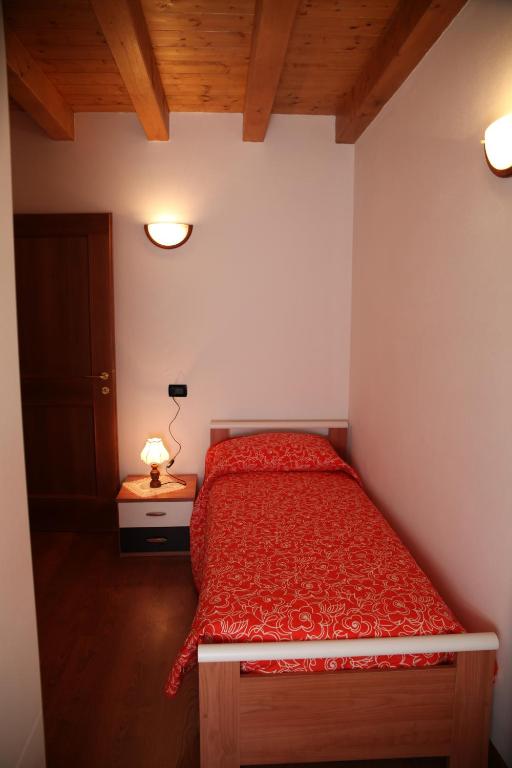 Postel nebo postele na pokoji v ubytování Albergo diffuso Valcellina e Val Vajont in Cimolais