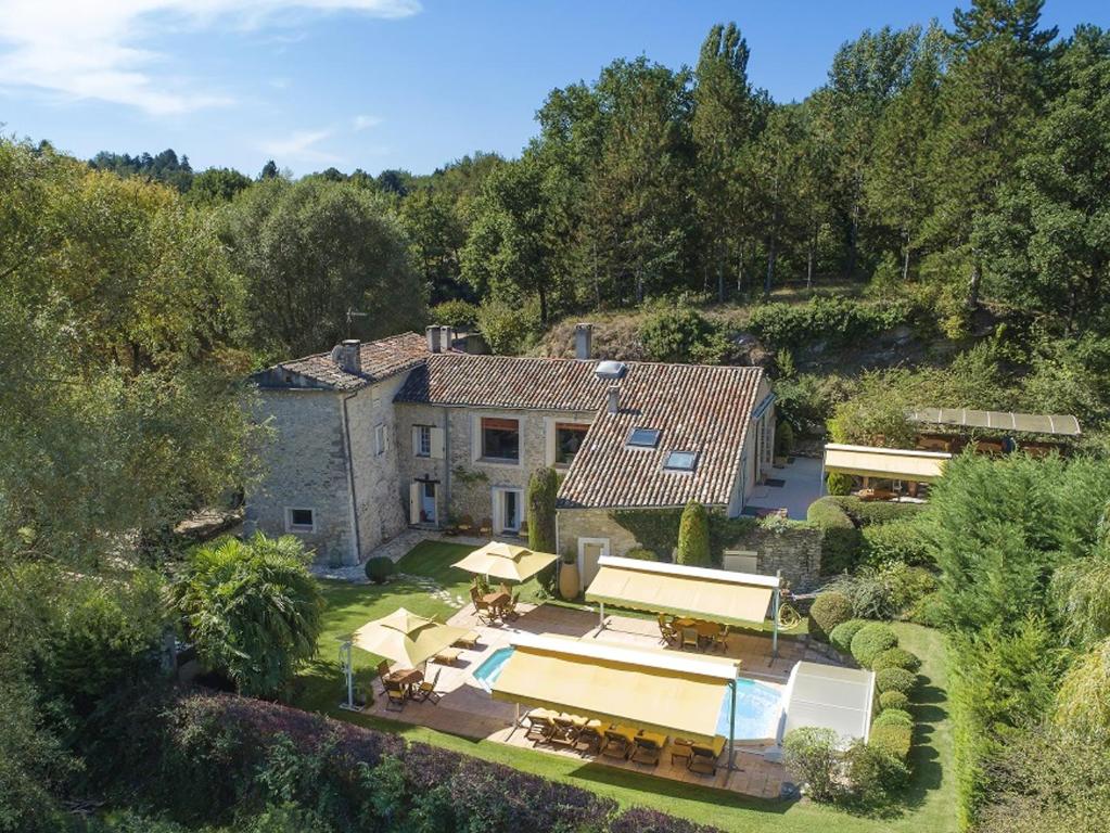 an aerial view of a house with a swimming pool at Appartement d'une chambre avec piscine partagee jardin clos et wifi a Forcalquier in Forcalquier