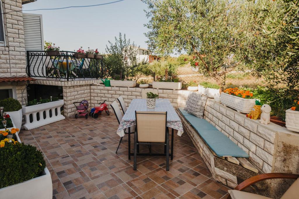Vonkajšia záhrada v ubytovaní Studio apartmant Tonka
