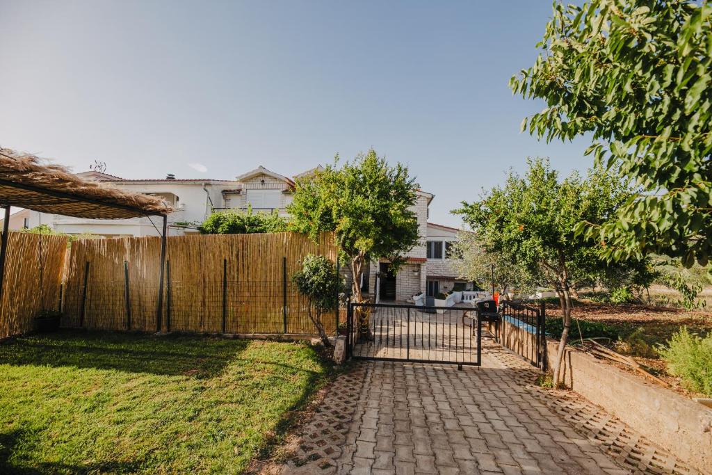 Vonkajšia záhrada v ubytovaní Studio apartmant Tonka