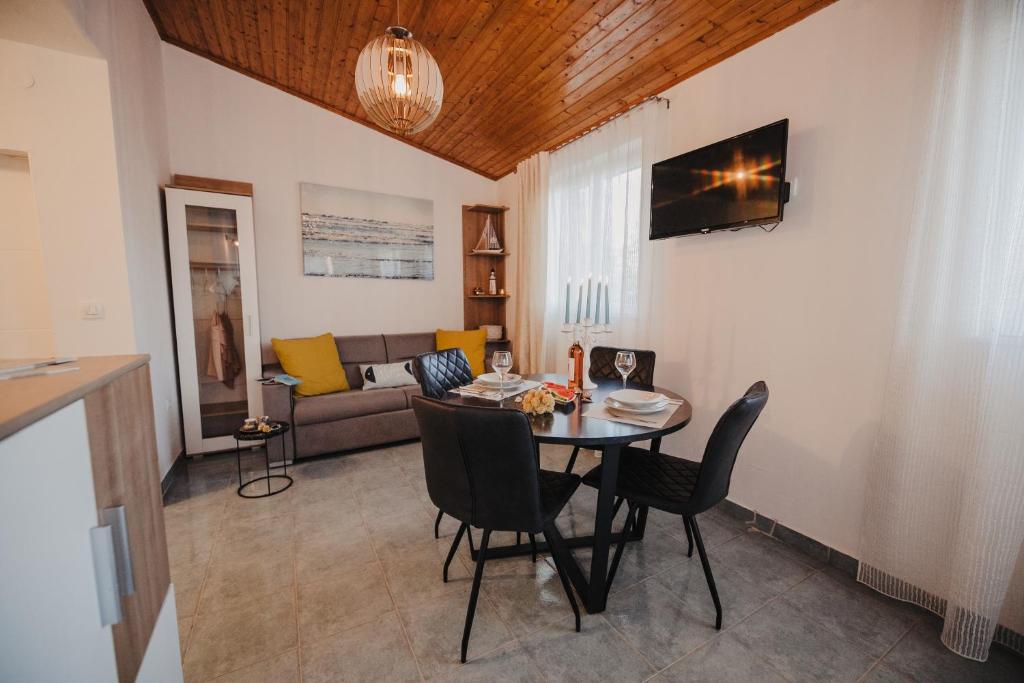 Televízia a/alebo spoločenská miestnosť v ubytovaní Studio apartmant Tonka