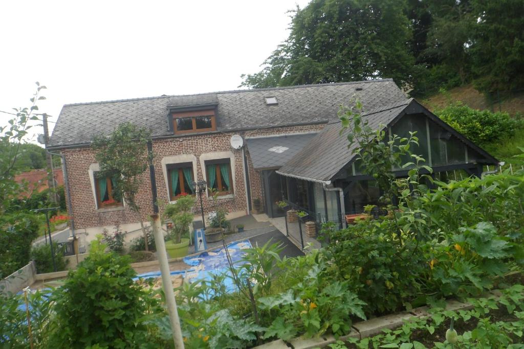 una casa con piscina frente a ella en siros, en Iron