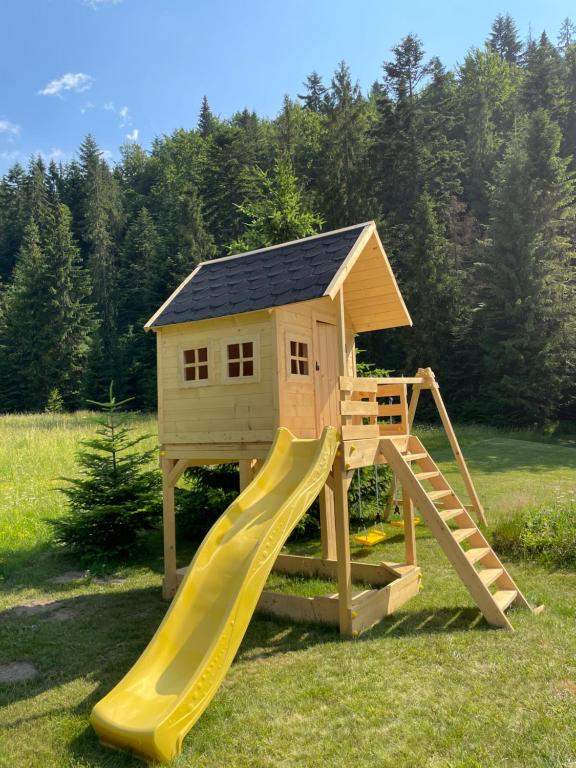 Herní místnost nebo prostor pro děti v ubytování Domek na Cepcowym