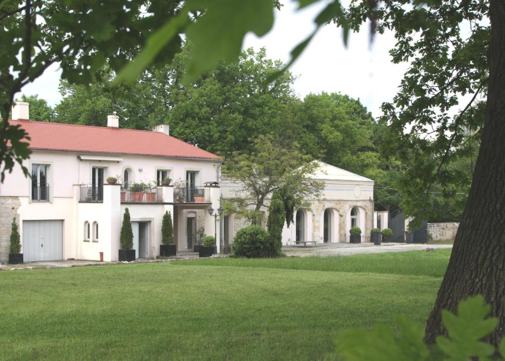 duży biały dom z zielonym trawnikiem w obiekcie Lazurowa Prowansja w mieście Bolesławiec