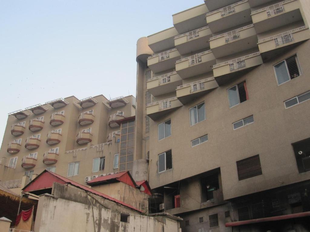 Sangam Hotel Muzaffarabad في مظفر اباد: مبنى طويل وبه نوافذ على جانبه