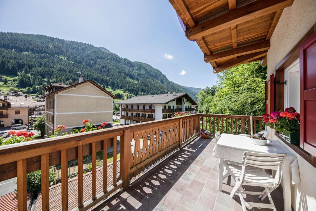 balkon domu ze stołem i krzesłami w obiekcie Ciasa Goti w mieście Moena