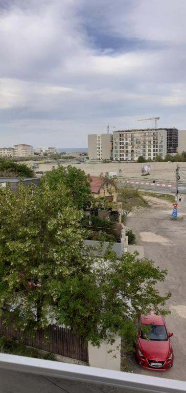 ママイア・ノルドにあるApartament BIAの赤い車が駐車場に停められている