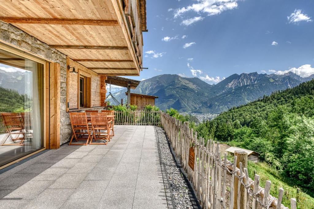 Cette maison dispose d'un balcon offrant une vue sur les montagnes. dans l'établissement Dahoam-Apartments by A-Appartments, à Bürserberg