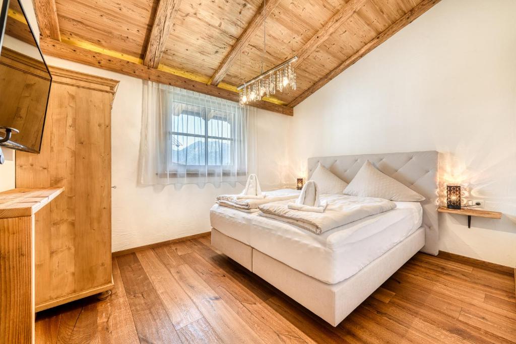 A bed or beds in a room at Dahoam-Apartments by A-Appartments