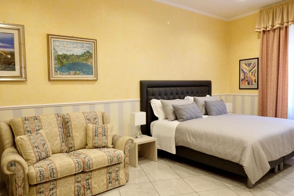 - une chambre avec un lit et un canapé dans l'établissement New Apartment Sistina 2, à Rome