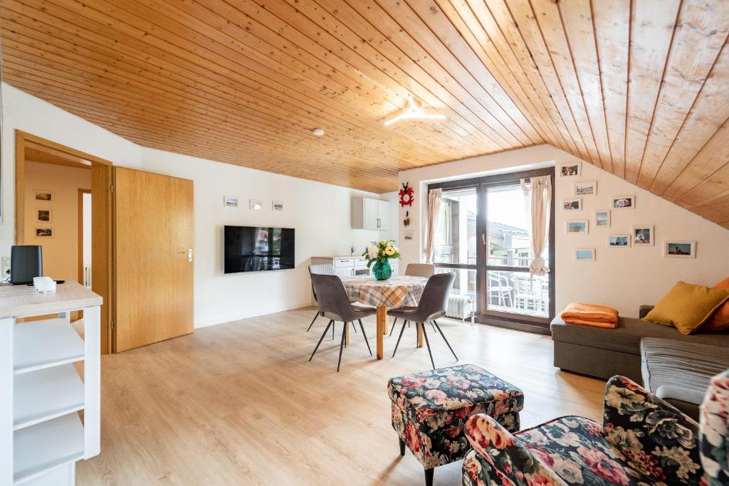 een woonkamer met een tafel en een bank bij Winter-Nest in Todtnau